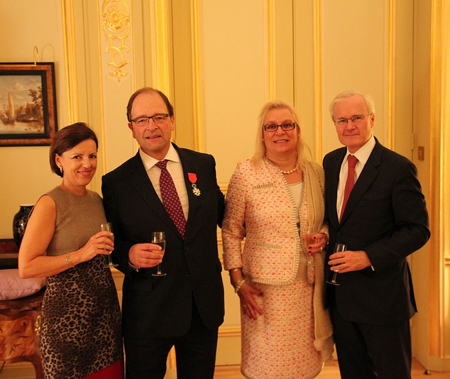 Entourés par Isabelle Emié et Bernard Emié, ambassadeur de France au Royaume-Uni, Jeremy Burton arbore sa Légion d'honneur à coté de son épouse Martine 
