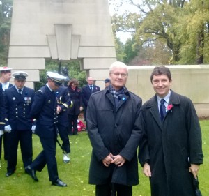 Bernard Emié, ambassadeur de France, et Olivier Cadic au cimetière de Brookwood, devant le monument où figurent les noms des 226 Français Libres, aviateurs, marins et soldats