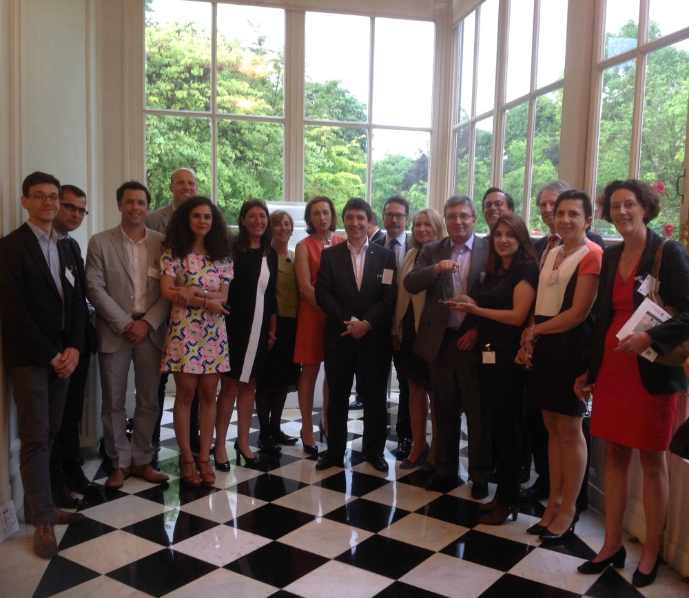 Olivier Cadic au milieu de lauréats 2104 de Graine de boss et The New Sparks, à l’ambassade du Royaume-Uni, le 20 mai 2014.  Sur sa gauche, on reconnaitra Patricia Connell et Stéphane Rambosson.