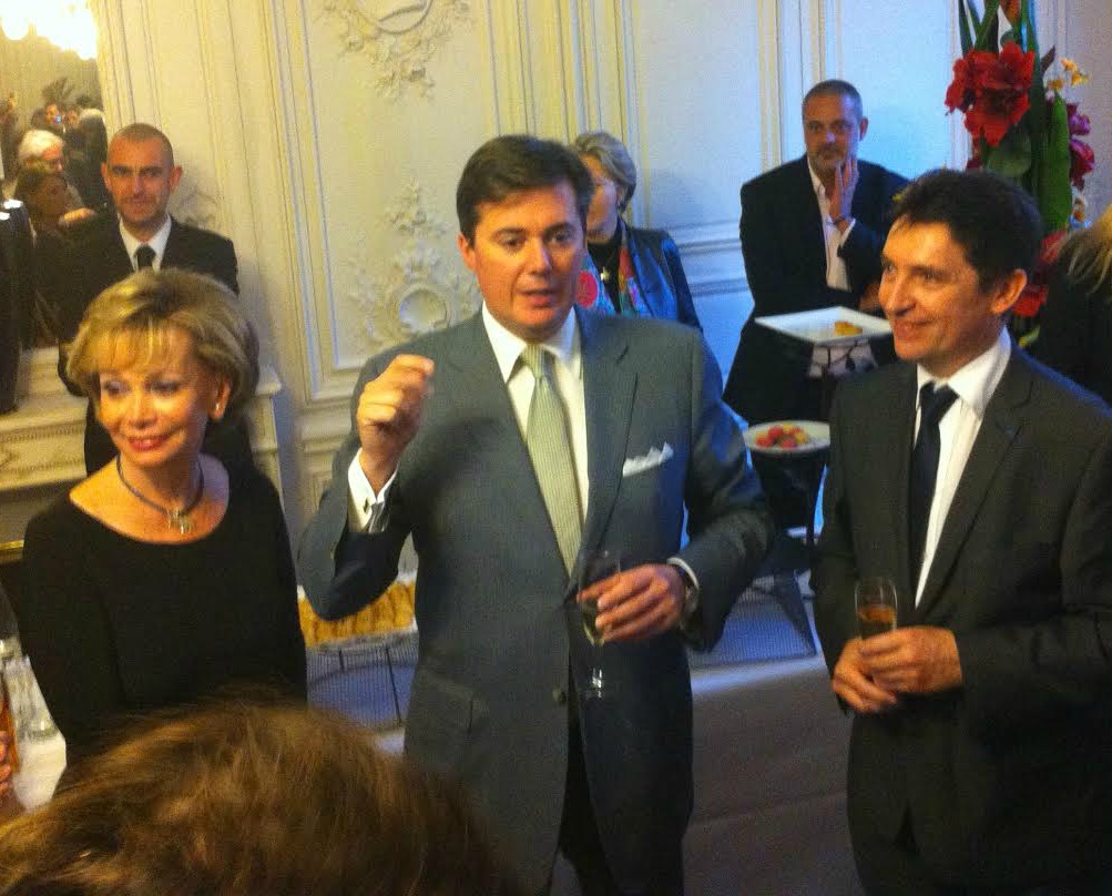 Soirée de victoire au Sénat ce soir : le sénateur Christophe Frassa entouré de ses deux nouveaux collègues, Jacky Deromedi et Olivier Cadic.