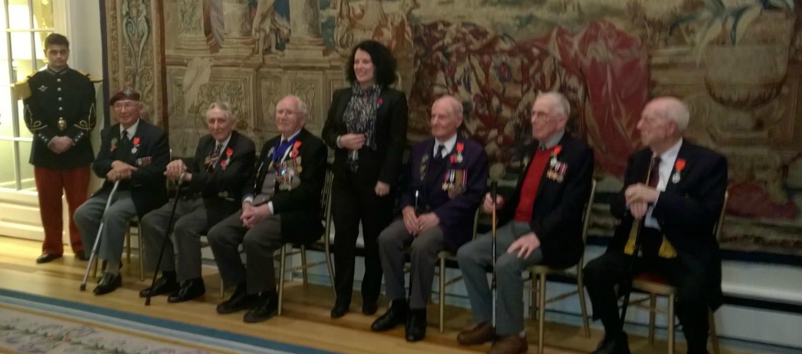Sylvie Bermann, ambassadeur de France au Royaume-Uni, a remis les insignes de Chevalier de la Légion d’Honneur à six vétérans britanniques de la Seconde Guerre mondiale